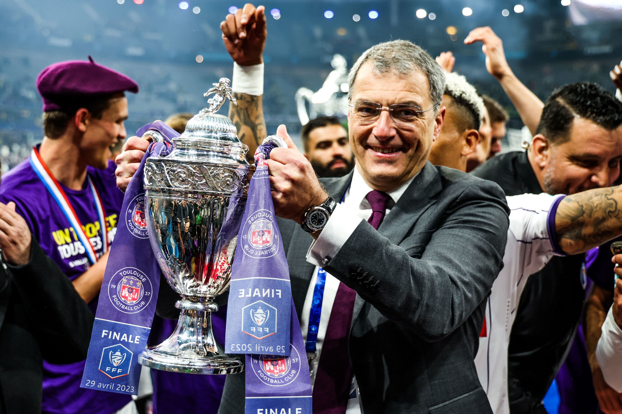 Toulouse FC Damien Comolli récompense les joueurs après la victoire